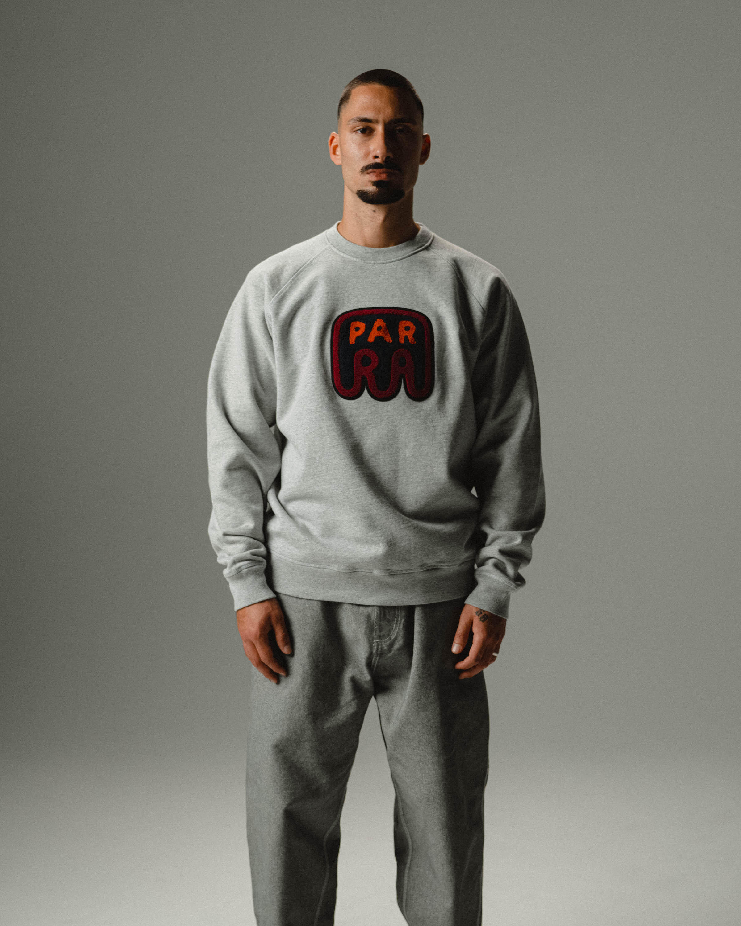 BY PARRA ファストフードロゴ スウェットレーナ― by Parra fast food logo crew neck sweatshirt | 50125 | AFEW STORE